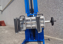 03_mini_lifter_with_manual_clamp_italian_production