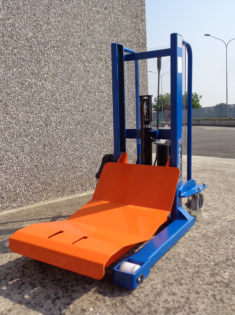 Frontal reel holder for Levante mini lifters