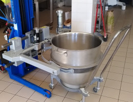 Electric rotation of clamp for industrial pastry