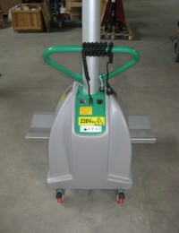 Special cradle fixed on forks for bulky reels